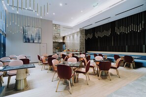 Bữa sáng buffet hàng ngày với phụ phí nhỏ 