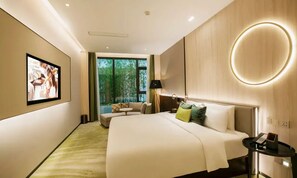 Phòng Suite Executive | Bộ đồ giường cao cấp, chăn bông, nệm cao su hoạt tính (memory foam) 
