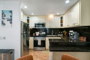 Kjøleskap, mikrobølgeovn, ovn og kokeplater