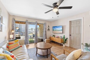 Signature-Apartment, 2 Schlafzimmer, Balkon, Blick auf den Innenhof | Wohnzimmer | 55-Zoll-Smart-TV mit Kabelempfang