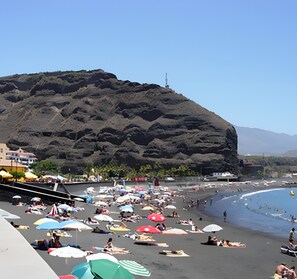 Una spiaggia nelle vicinanze