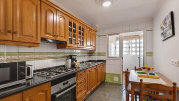 Refrigerador, microondas, horno, placa de cocina