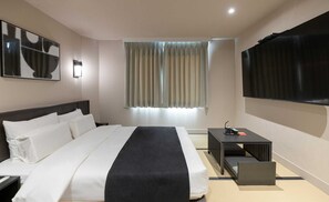 Meditation | 1 kamar tidur, didekorasi berbeda-beda, dan meja kerja
