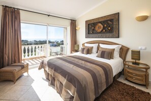 4 soverom, safe på rommet, strykejern/-brett og reiseseng for barn