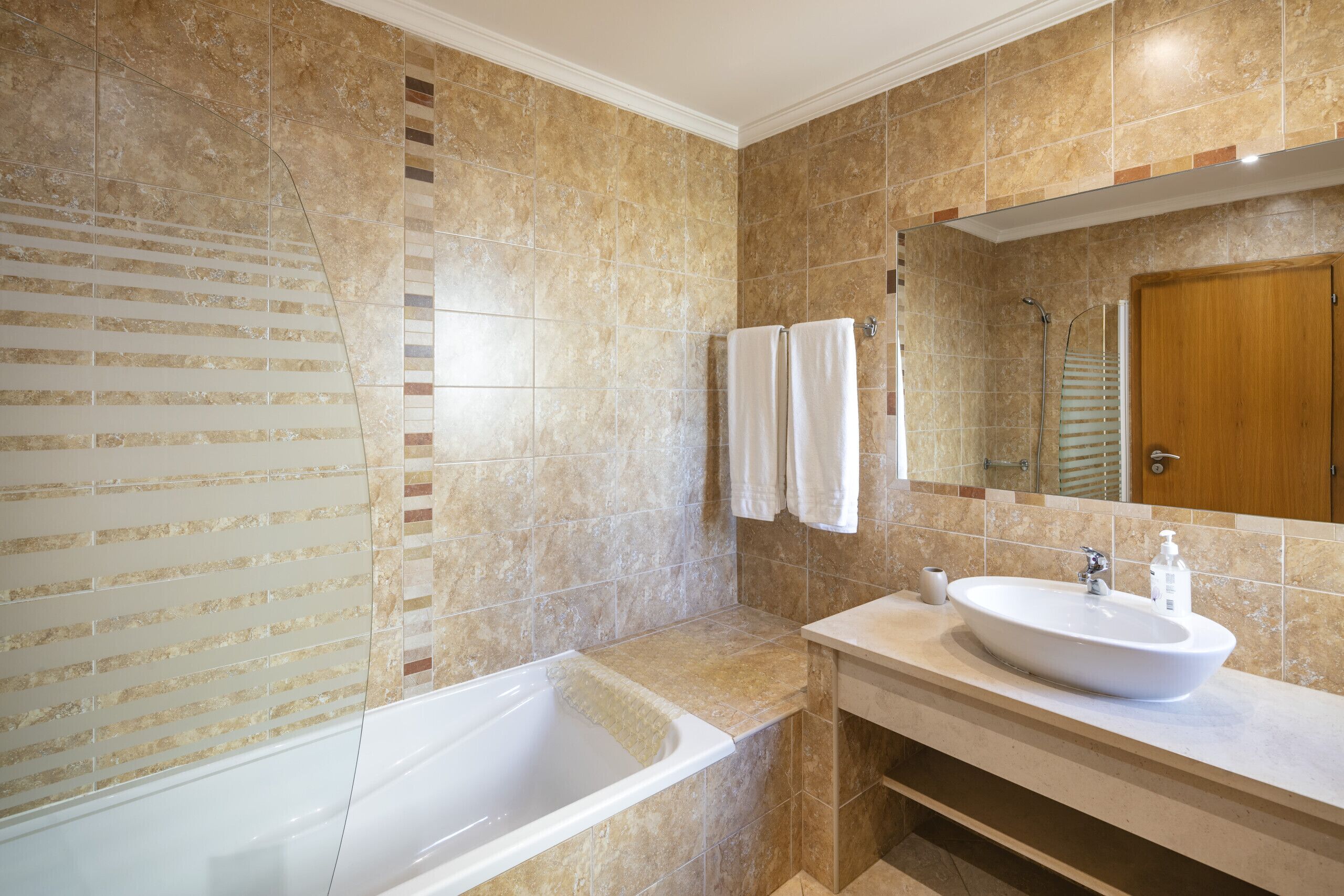 Dusj, hårføner og håndklær