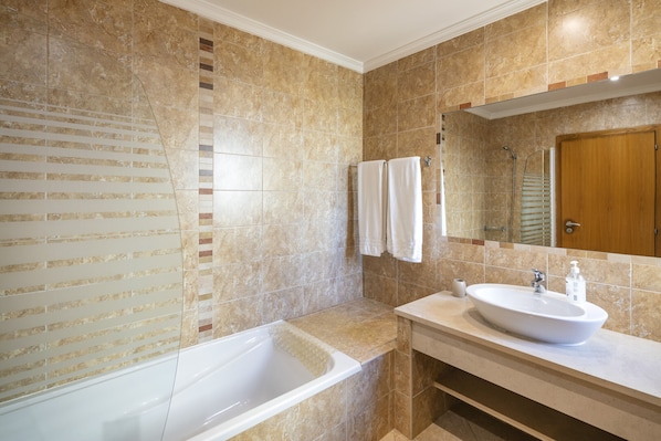 Shower, hair dryer, towels - Casa Jean - Private villa with sea view and heatable pool (Carvoeiro)