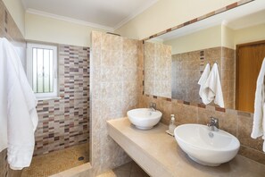 Shower, hair dryer, towels - Casa Jean - Private villa with sea view and heatable pool (Carvoeiro)