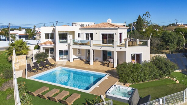 A modern two-story house with a swimming pool, outdoor seating, and a hot tub. - Villa Rosati - Luxury villa with private pool and Jacuzzi close to town center (Carvoeiro)