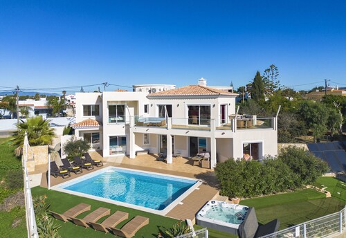 Villa Rosati -Luxuriöse Villa mit privatem Pool und Whirlpool in der Nähe des Stadtzentrums