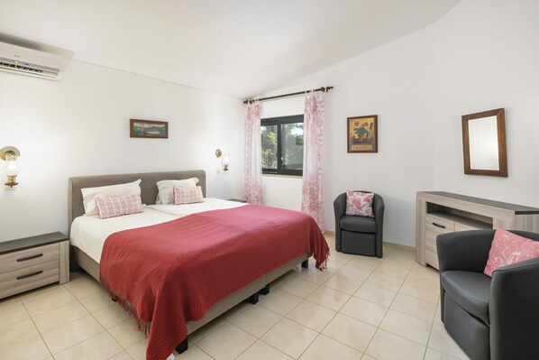A bedroom with a bed, a desk, a chair, and a window with curtains. - Casa Catarina, Classic Charming Villa with private pool (Carvoeiro)