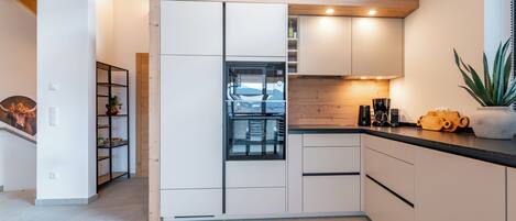 Frigorifero, microonde, forno, piano cottura