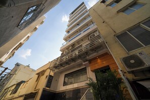 Vista frontal de la propiedad