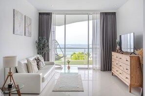 Smart TV - Private Sunset Beach - Ocean View Room (Sattahip)