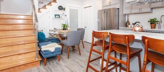 Cozy 2BR Fort Hill Apartment | Near the T