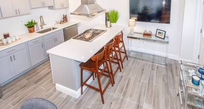 Cozy 2BR Fort Hill Apartment | Near the T