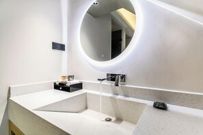 Shower, rainfall showerhead, hair dryer, towels - Aomori Hotel (Foshan)