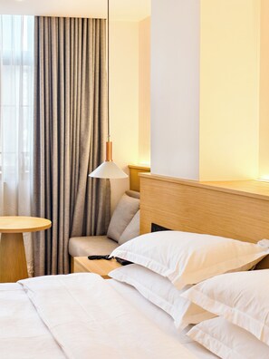 Dobbeltrom – classic | Skrivebord, skrivebord for bærbar PC, wi-fi (inkludert) og sengetøy