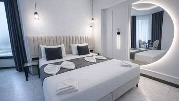Minibar, escritorio, espacio para trabajar con laptop y wifi gratis