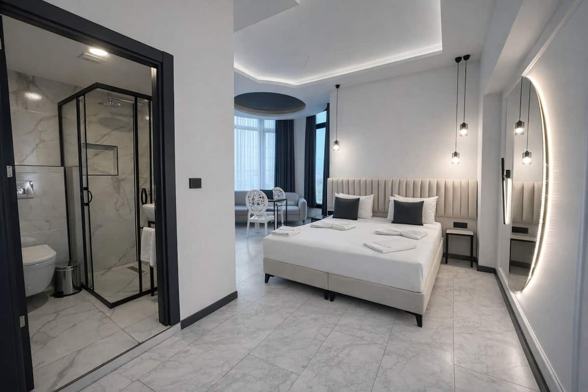 デラックス ダブルルーム | バスルーム | バスアメニティ (無料)、ヘアドライヤー、タオル、石鹸