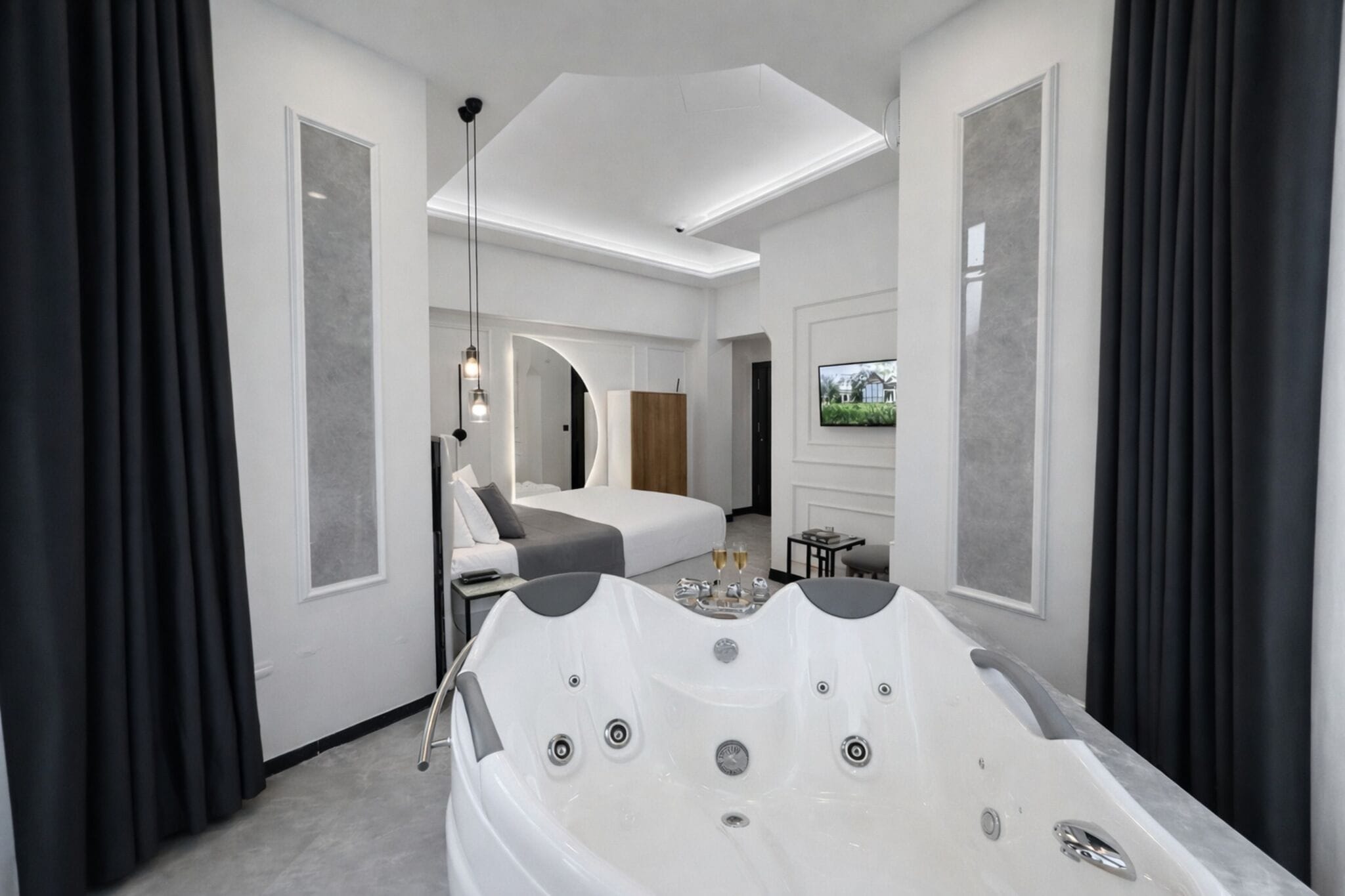 Chambre Double Lune de Miel, bain à remous | Salle de bain | Articles de toilette gratuits, sèche-cheveux, serviettes fournies, savon