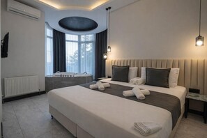 Quarto casal lua de mel, banheira de imersão | Frigobar, escrivaninha, espaço de trabalho para notebook