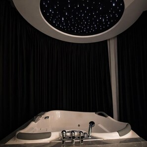 Quarto casal lua de mel, banheira de imersão | Banheiro | Produtos de toalete grátis, secador de cabelo, toalhas de banho 