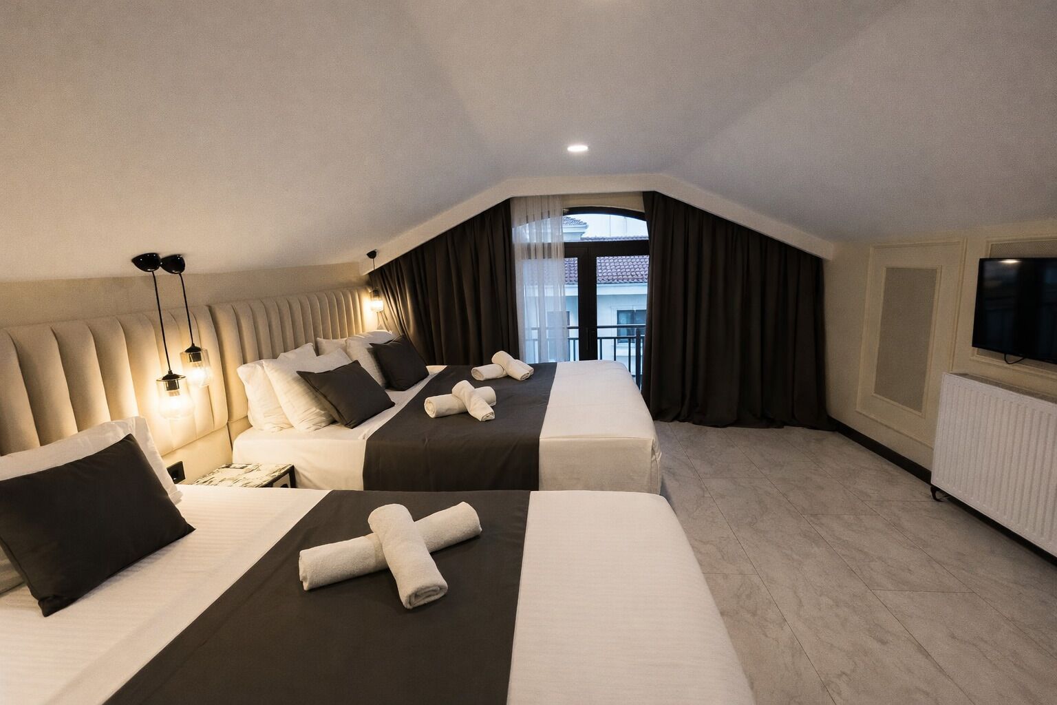 Minibar, desk, laptop workspace, free WiFi