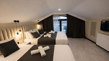 Minibar, desk, laptop workspace, free WiFi