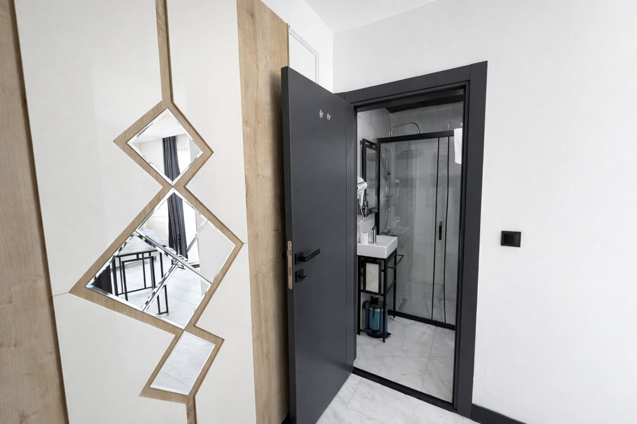 Chambre Deluxe double, balcon | Salle de bain | Articles de toilette (gratuits), séchoir à cheveux, serviettes fournies