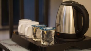 Frigobar, escrivaninha, espaço de trabalho para notebook