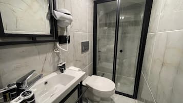 Ilmaiset hygieniatuotteet, hiustenkuivaaja, pyyhkeet, saippua