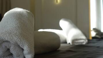 Minibaari, työpöytä, kannettavalle tietokoneelle sopiva työtila