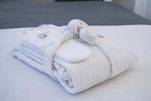 Honeymoon Double Room, Hot Tub | Minibar, desk, laptop workspace, free WiFi - D Twins plus Hotel (Arnavutköy)
