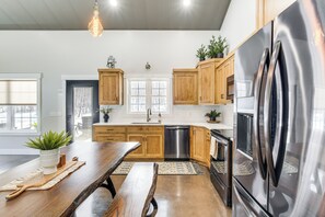Fridge, microwave, stovetop, dishwasher - Family Retreat w/ Fire Pit & Yard in Mineral City (Mineral City)