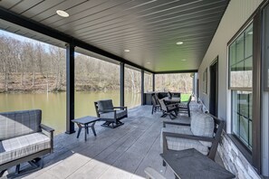 Outdoor dining - Family Retreat w/ Fire Pit & Yard in Mineral City (Mineral City)