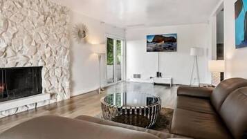 Télévision, cheminée, livres