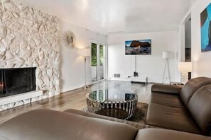 Télévision, cheminée, livres