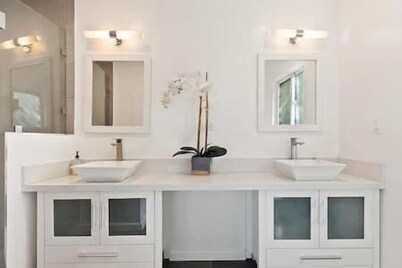 Huge 4/3 modern home by Universal studio/Hollywood