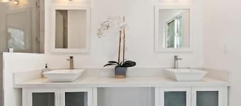 Huge 4/3 modern home by Universal studio/Hollywood