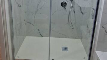 Douche, sĂšche-cheveux, bidet, serviettes fournies