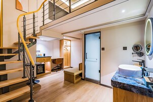 独特单人房 | 浴室 | 淋浴设施、免费洗浴用品、吹风机、毛巾