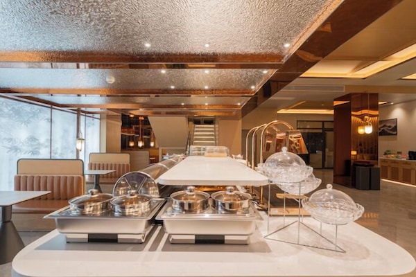 Daily buffet breakfast (CNY 48 per person)