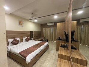 Kamar Double Superior, 1 Tempat Tidur King, pemandangan kota | Area keluarga | TV