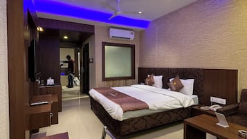 Deluxe Double Room, 1 King Bed, Private Bathroom, City View | 1 bedroom, desk, laptop workspace, free WiFi