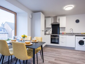 Kühlschrank, Mikrowelle, Ofen, Geschirrspüler
