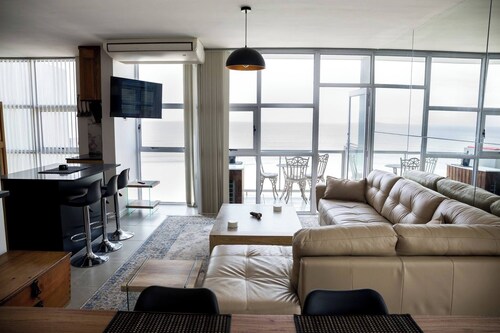 Luxurious 3-bedroom Apartment With Ocean Views in Cape Town