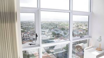 Habitación con ventanas amplias que dan a una zona residencial.