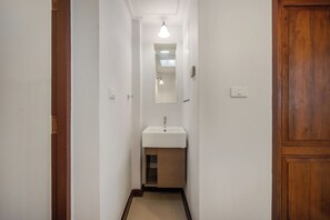 Dusch, hårtork, bidé och handdukar