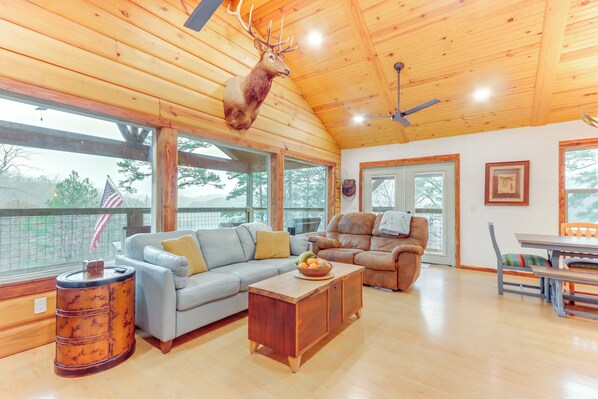 Télévision, jeux vidéo, table de tennis de table, livres