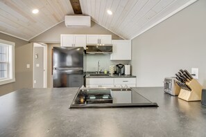 Réfrigérateur, micro-ondes, plaque de cuisson, cafetière/bouilloire